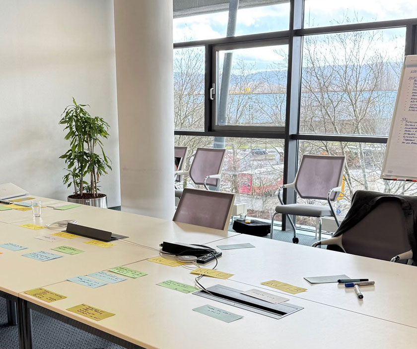 Schreibtisch mit Post-its