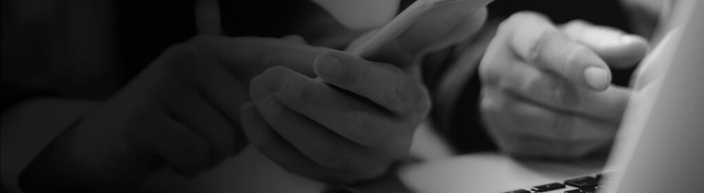 Smartphone und Tastatur